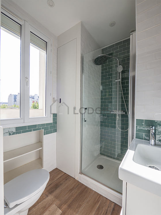 Salle de bain équipée de lave linge, sèche linge, placard