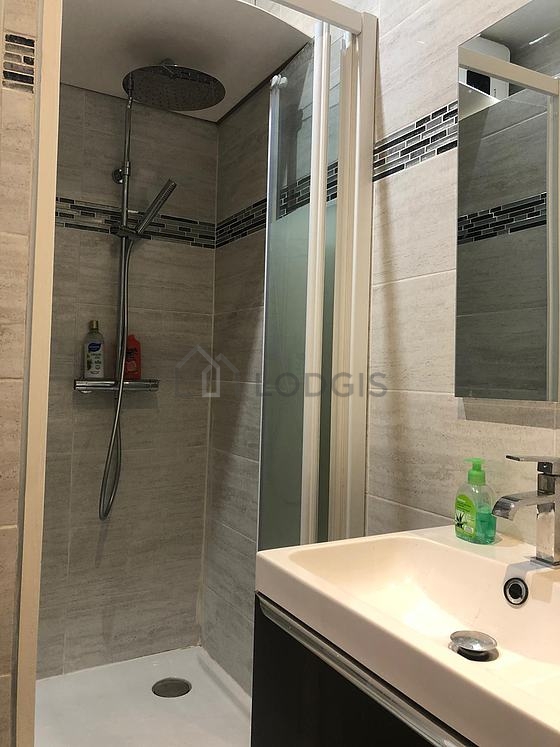 Agréable salle de bain très claire avec du carrelage au sol