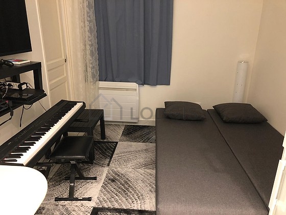 Salon avec du carrelage au sol
