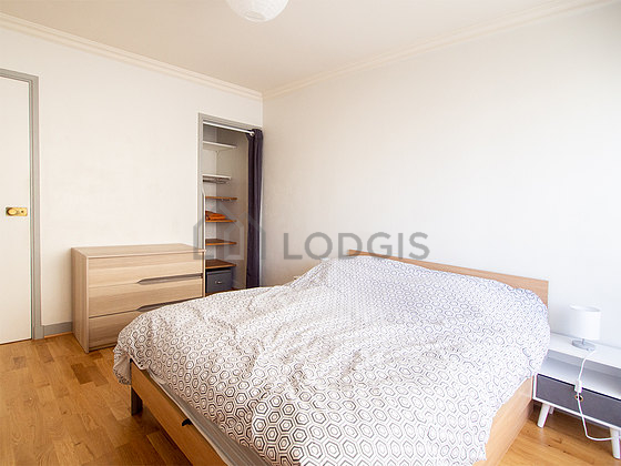 Chambre avec fenêtres et balcon