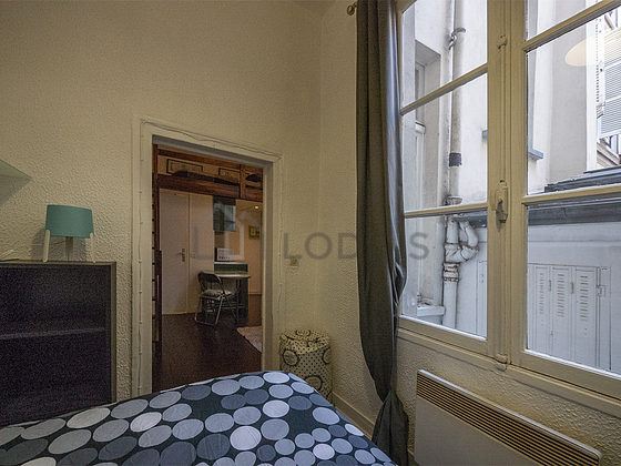 Chambre équipée de penderie
