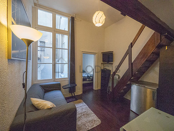 Séjour très calme équipé de télé, placard, 1 chaise(s)