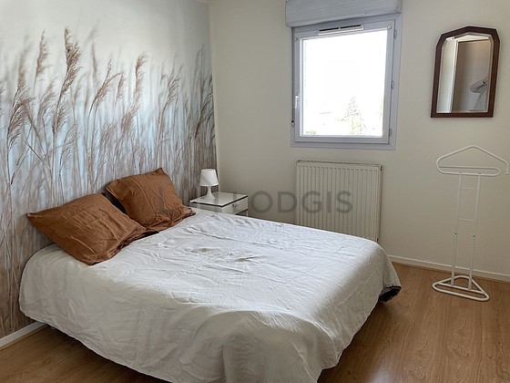 Bedroom of 10m² with wooden floor