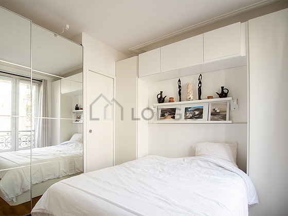 Bedroom of 10m² with wooden floor
