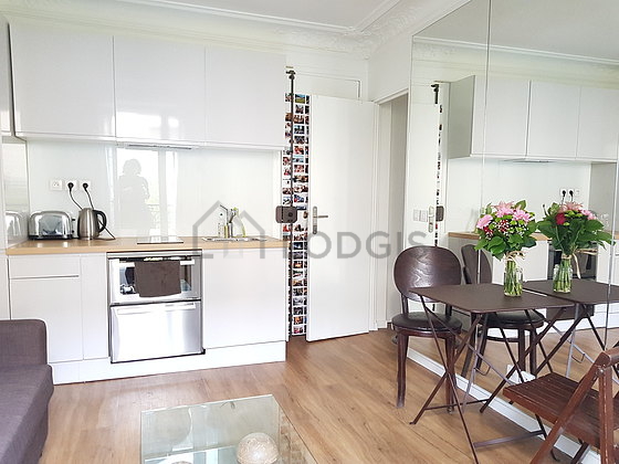 Magnifique cuisine avec du parquet au sol