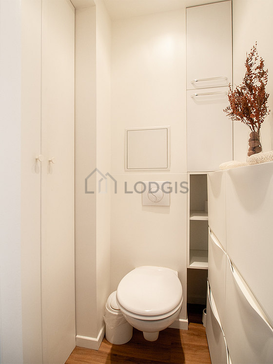 Toilettes indépendantes de la salle d'eau