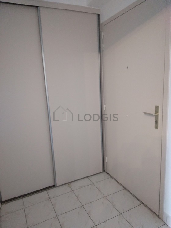 Entrance with tile floor