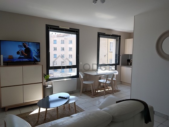 Grand salon de 21m² avec du carrelage au sol