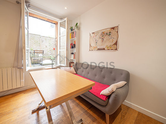 Great, very quiet and bright sitting room of an apartment in Paris