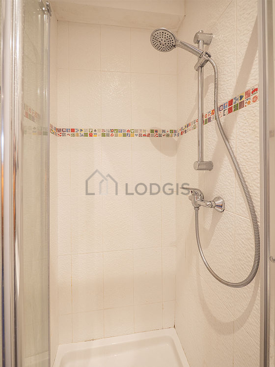 Salle de bain équipée de serviettes de bain