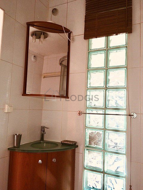 Belle salle de bain claire avec du carrelage au sol