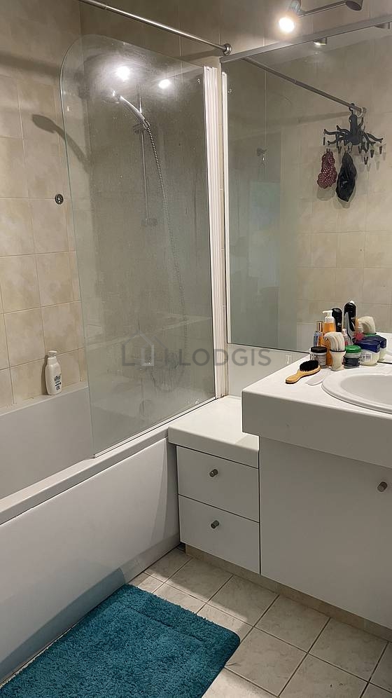 Agréable salle de bain très claire avec du carrelage au sol