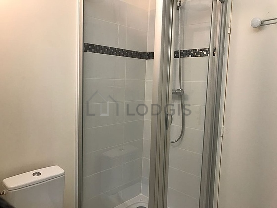 Toilettes indépendantes de la salle d'eau