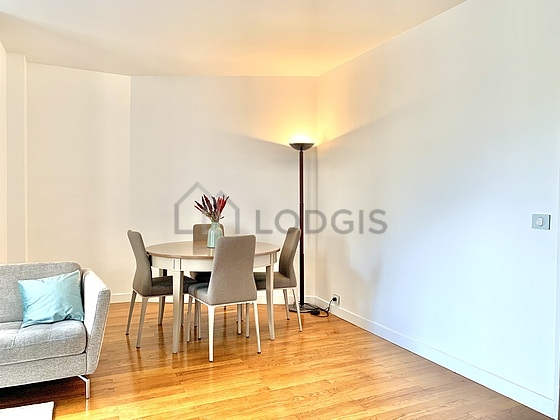 Large living room of 29m² with wooden floor