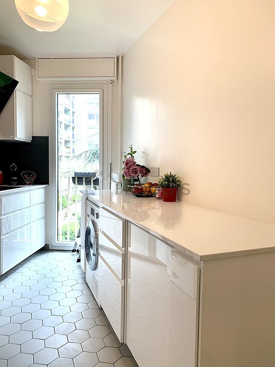 Cusine très lumineuse avec fenêtres double vitrage