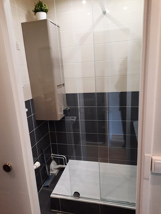 Pleasant and very bright bathroom with tile floor