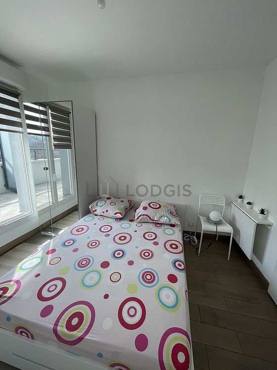Bedroom of 9m² with wooden floor