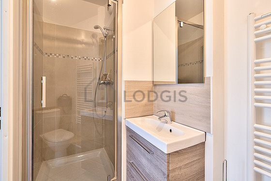 Agréable salle de bain très claire avec du parquet au sol