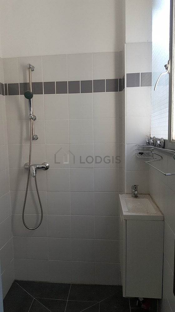 Salle de bain équipée de douche séparée, sanibroyeur