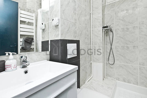 Bathroom equipped with bath towels