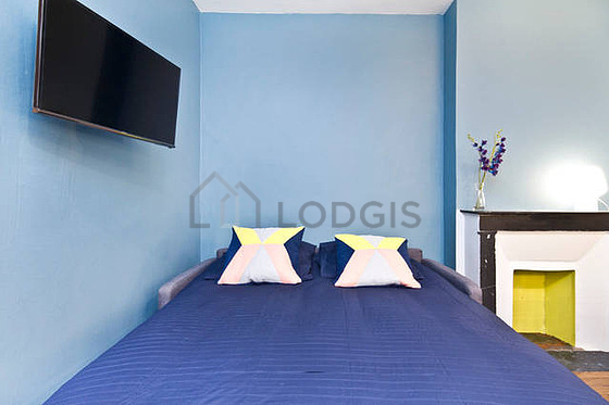 Very bright bedroom equipped with 1 armchair(s)