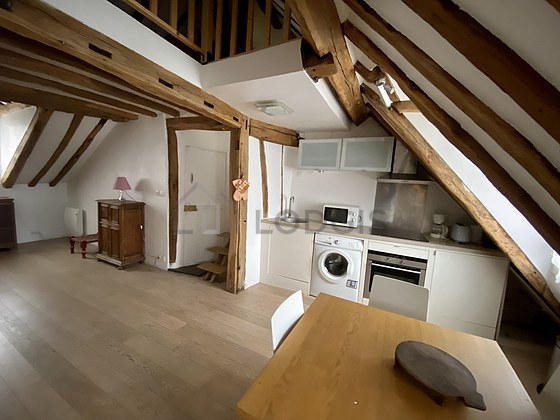 Cuisine équipée de lave linge, réfrigerateur, hotte, vaisselle