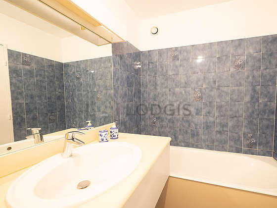 Pleasant and very bright bathroom with tilefloor