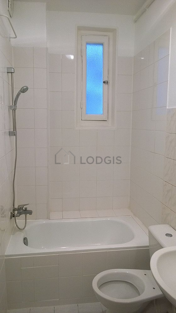 Salle de bain avec fenêtres