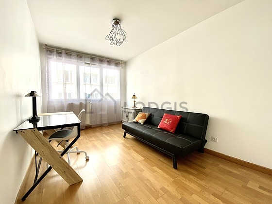 Chambre avec du parquet au sol