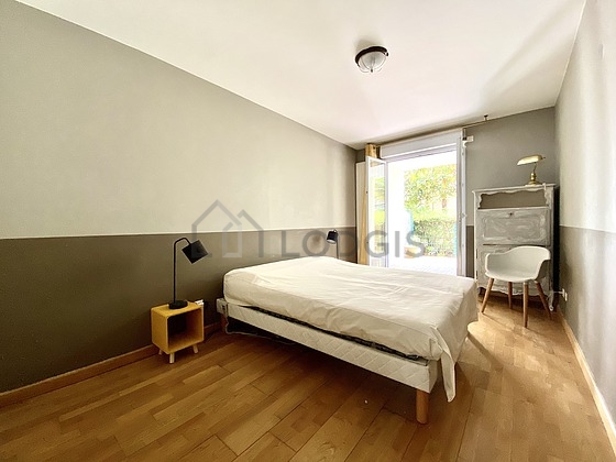 Chambre avec du parquet au sol