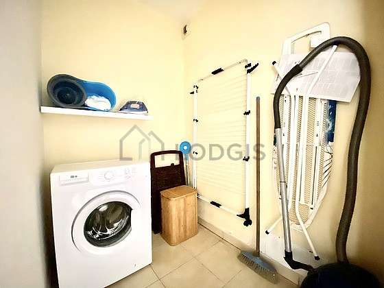 Laundry room with tilefloor and equipped with washing machine