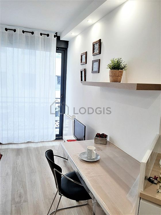 Great, quiet and very bright sitting room of an apartment in Paris
