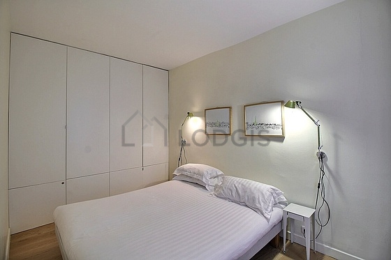 Chambre avec du parquet au sol