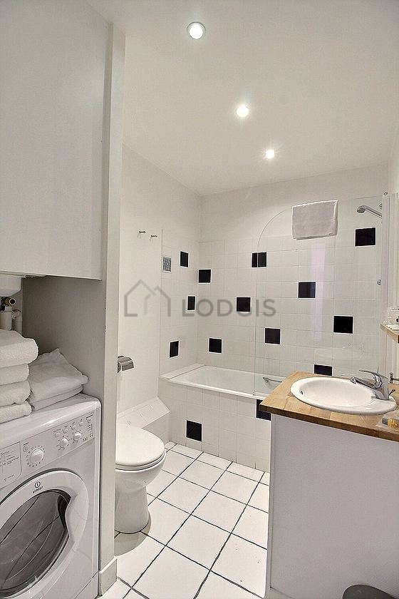 Agréable salle de bain avec du carrelage au sol