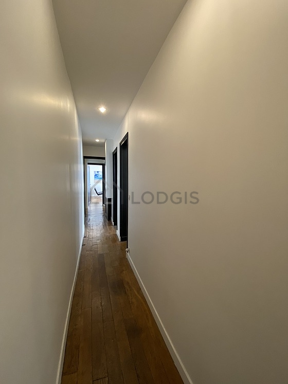 Très belle entrée avec du parquet au sol