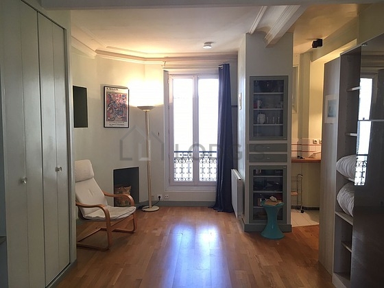 Salon avec du parquet au sol