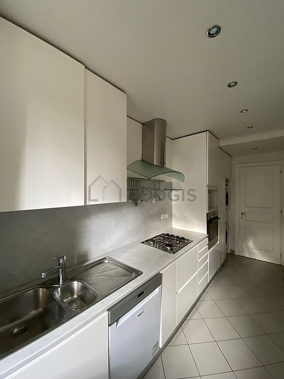 Kitchen equipped with washing machine, dryer, refrigerator, extractor hood