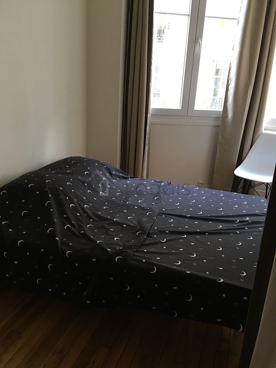 Chambre donnant sur rue