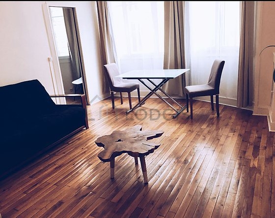 Séjour calme équipé de télé, 1 fauteuil(s), 1 chaise(s)