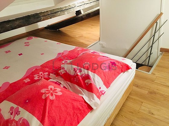 Chambre avec du parquet au sol