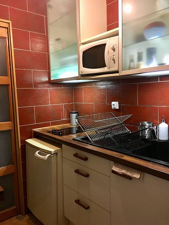 Belle cuisine avec du carrelage au sol