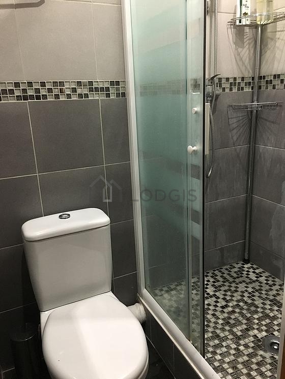 Agréable salle de bain claire avec du carrelage au sol