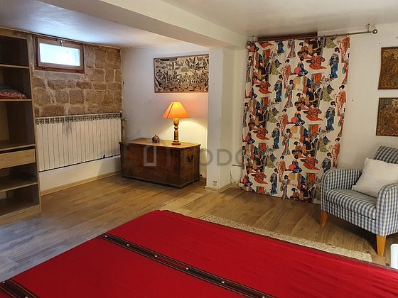 Chambre avec fenêtres