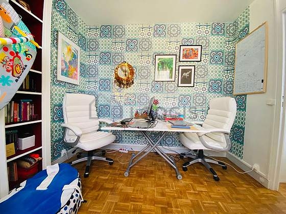 Chambre avec du parquet au sol