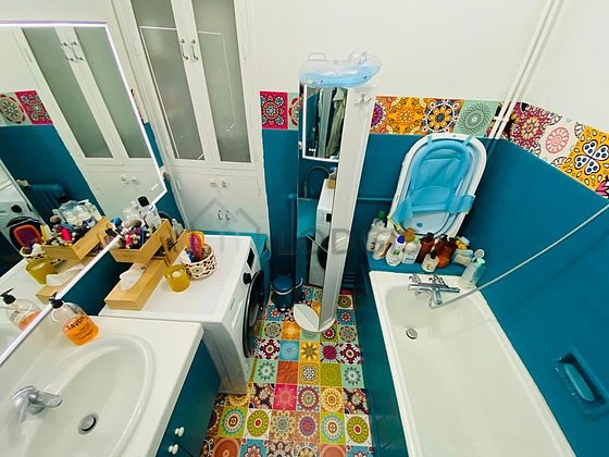 Agréable salle de bain très claire avec du carrelage au sol