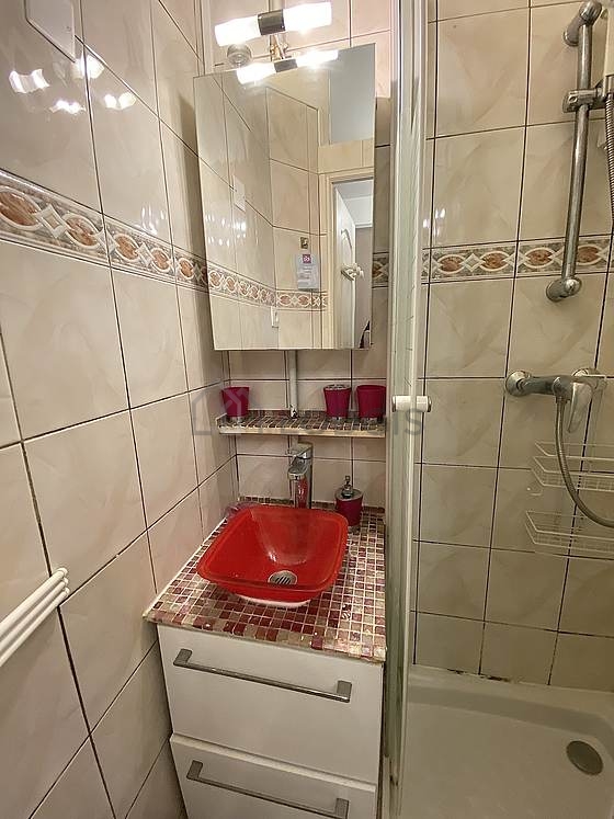 Bathroom equipped with bath towels