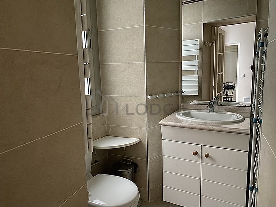 Bathroom with windows and with wooden floor