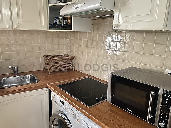 Cuisine équipée de lave linge, réfrigerateur, freezer, hotte