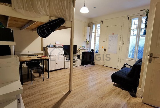 Salon avec du parquet au sol