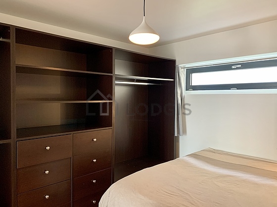Chambre avec fenêtres double vitrage